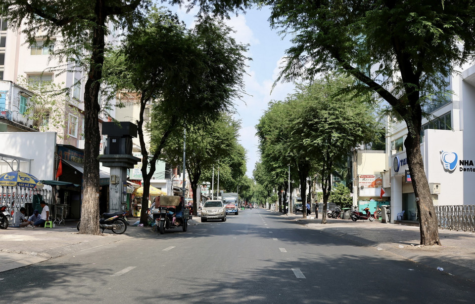 Đường Sương Nguyệt Ánh, quận 1, vắng vẻ vào chiều 30 Tết. (Ảnh: Anh Tuấn/TTXVN)