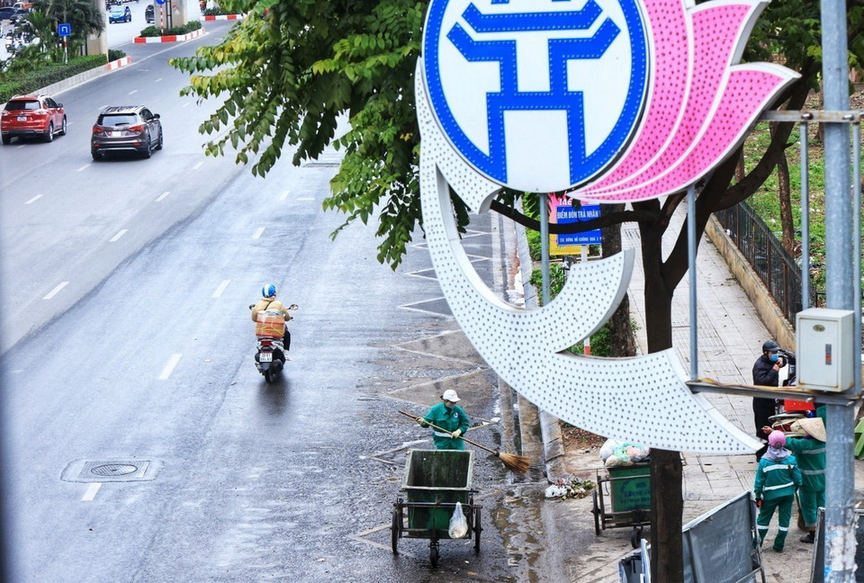 Công nhân vệ sinh thu gom rác không để tồn đọng qua ngày nhằm đảm bảo vệ sinh. (Ảnh: Tuấn Anh/TTXVN)