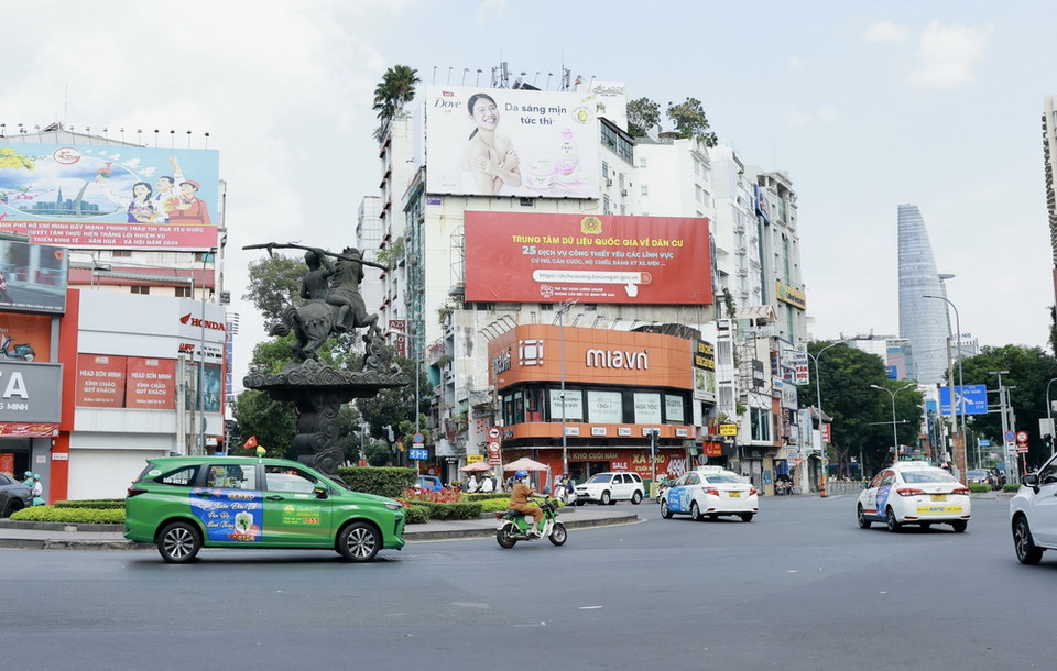 Vòng xoay ngã 6 Phù Đổng, quận 1, vắng vẻ trong chiều 30 Tết. (Ảnh: Anh Tuấn/TTXVN)