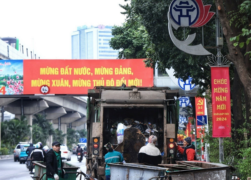 Công nhân vệ sinh thu gom rác trên đường Nguyễn Trãi. (Ảnh: Tuấn Anh/TTXVN)