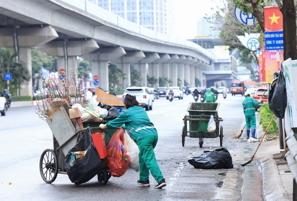 Thu gom rác trên đường Nguyễn Trãi. (Ảnh: Tuấn Anh/TTXVN)