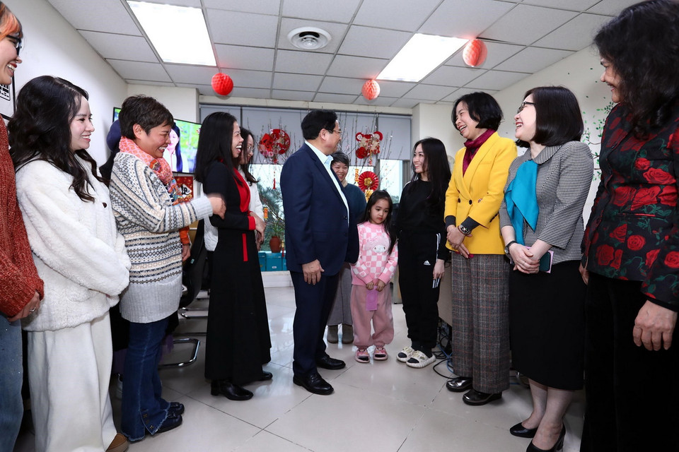 Thủ tướng Phạm Minh Chính kiểm tra công tác trực thông tin tại Ban biên tập Tin Thế giới. (Ảnh: Huy Hùng/TTXVN)