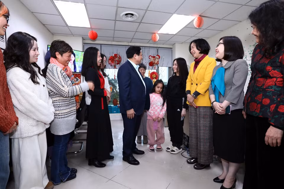Thủ tướng Phạm Minh Chính kiểm tra công tác trực thông tin tại Ban biên tập Tin Thế giới. (Ảnh: Huy Hùng/TTXVN)