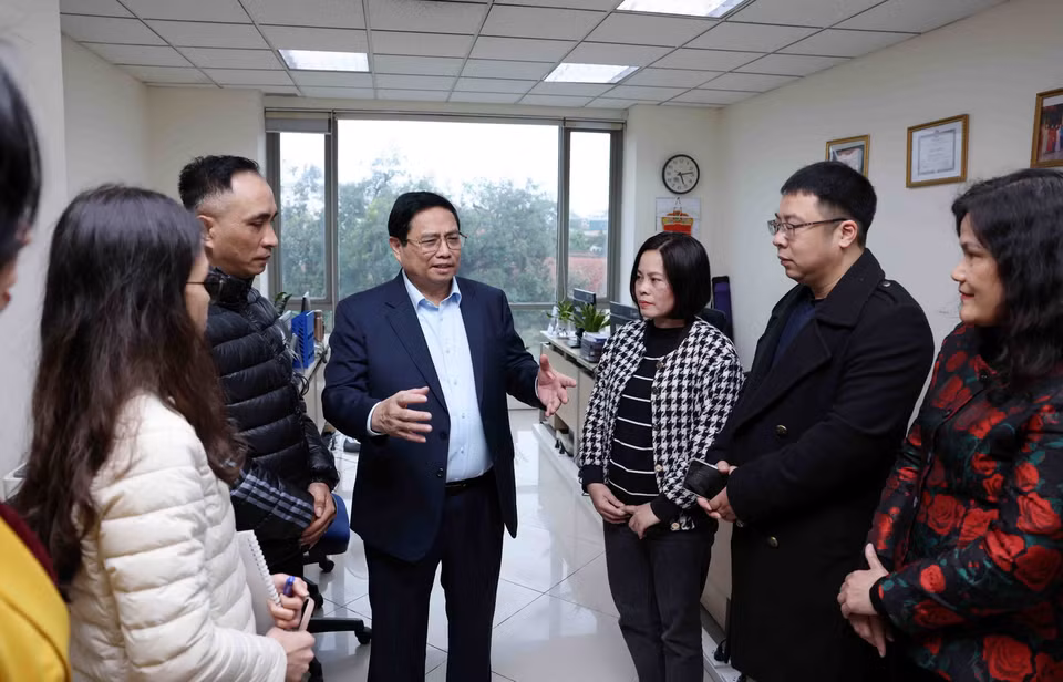 Thủ tướng Phạm Minh Chính động viên, chúc mừng năm mới phóng viên, biên tập viên Ban biên tập Tin trong nước. (Ảnh: Phạm Kiên/TTXVN)