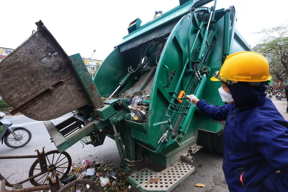 Các phương tiện máy móc thu gom rác được tăng cường hoạt động hết công suất. (Ảnh: Tuấn Anh/TTXVN)