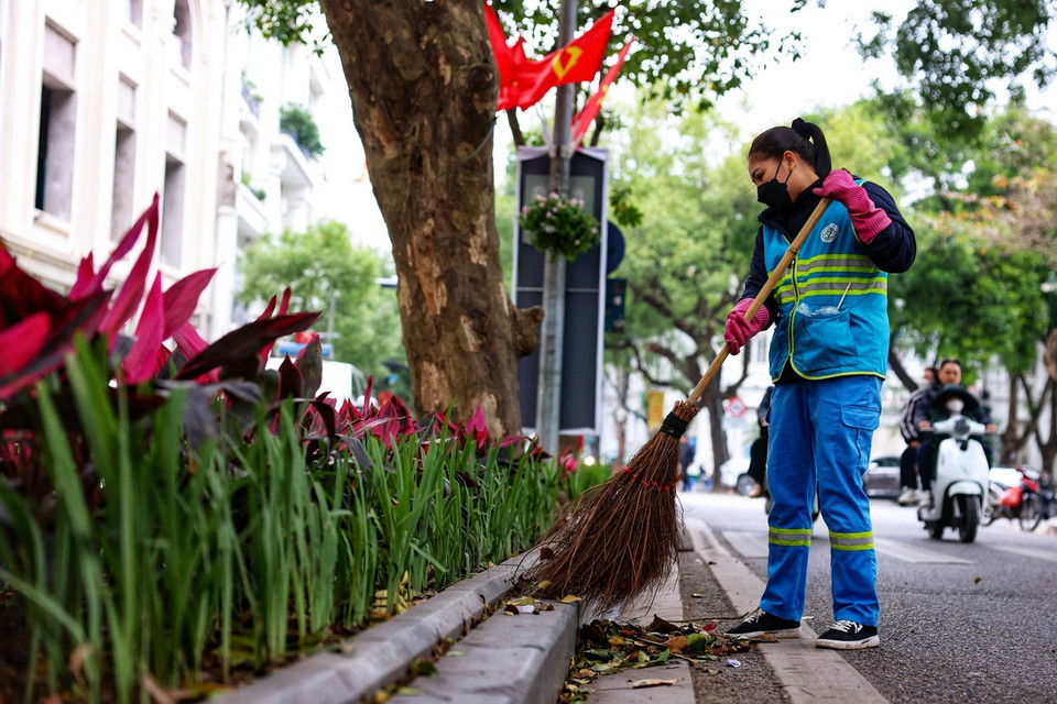 Công nhân Môi trường đô thị góp phần xây dựng Thủ đô ngày càng “Xanh-Sạch-Đẹp,” phục vụ tốt nhất nhu cầu vui Xuân, đón Tết Giáp Thìn 2024 của nhân dân. (Ảnh: Thanh Tùng/TTXVN)