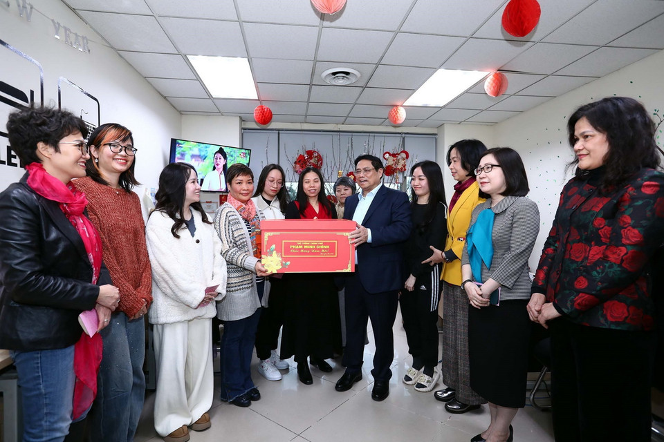 Thủ tướng Phạm Minh Chính tặng quà Tết cho phóng viên, biên tập viên Ban Biên tập Tin Thế giới. (Ảnh: Huy Hùng/TTXVN)