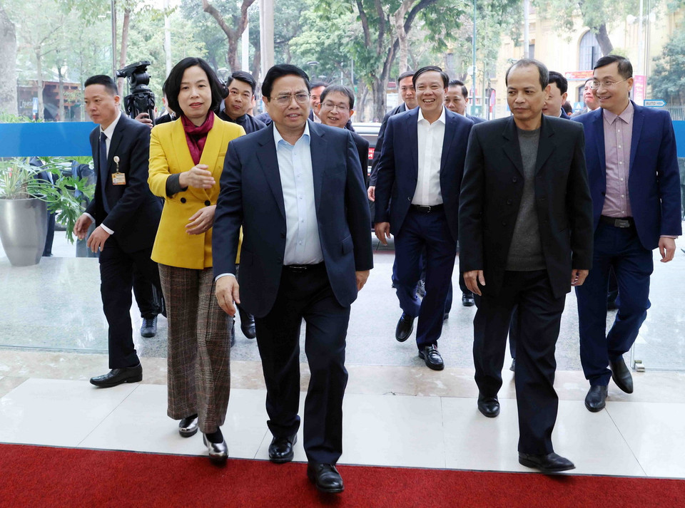 Thủ tướng Phạm Minh Chính đến thăm, kiểm tra công tác trực thông tin và chúc Tết tại TTXVN. (Ảnh: Phạm Kiên/TTXVN)