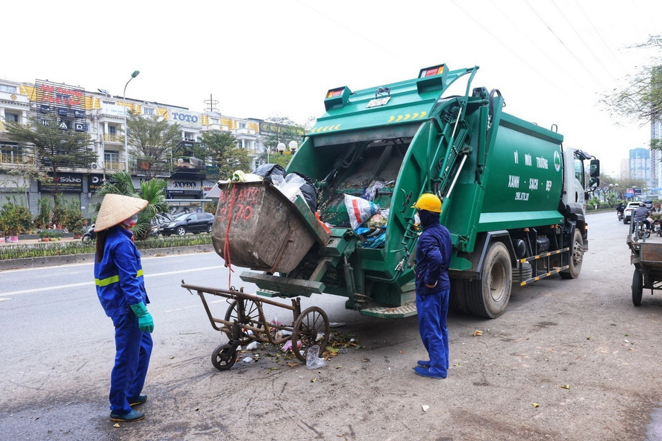 Thu gom rác trên đường Tố Hữu. (Ảnh: Tuấn Anh/TTXVN)