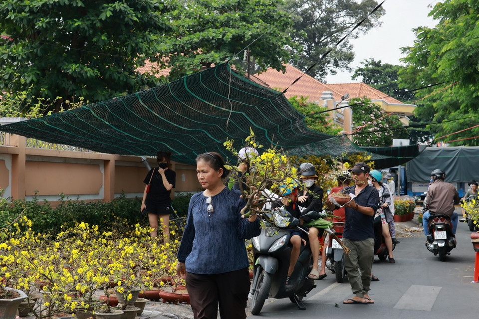 Người dân tranh thủ mua hoa trưng Tết. (Ảnh: Anh Tuấn/TTXVN)