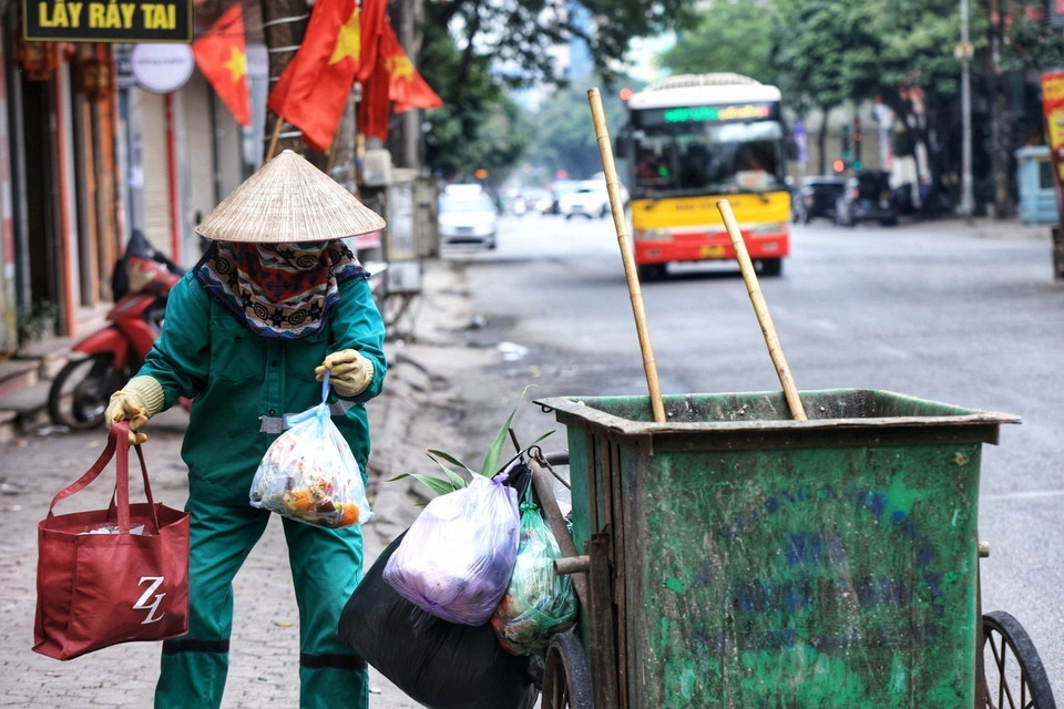 Người dân cần nâng cao ý thức vệ sinh để đảm bảo môi trường sạch đẹp. (Ảnh: Tuấn Anh/TTXVN)