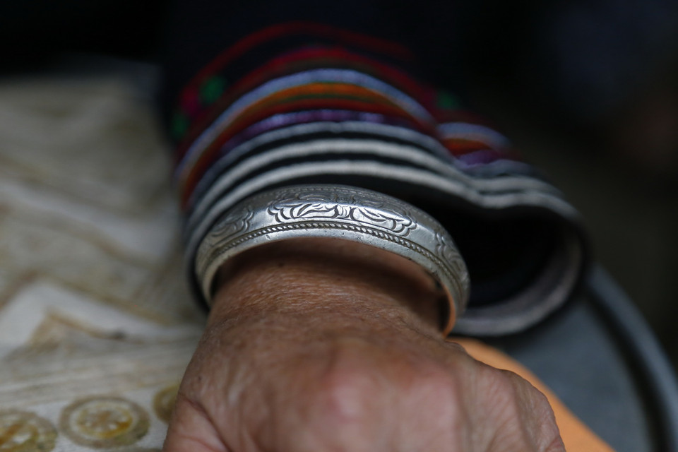  Vòng tay bằng bạc được chạm khắc nhiều hoa văn tinh tế. (Ảnh: Nam Sương/TTXVN)