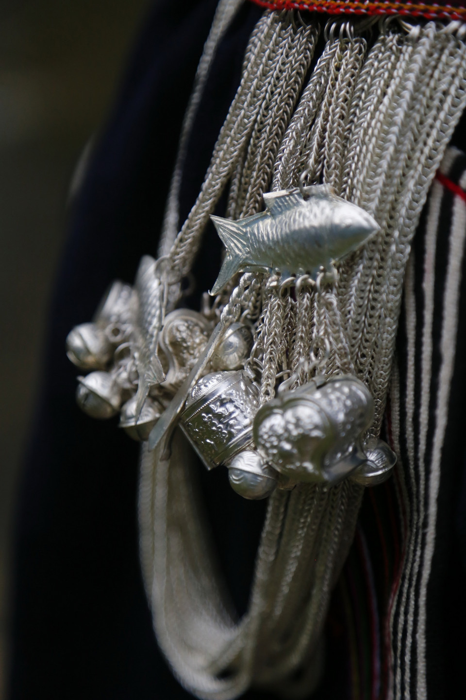 Trang sức bạc của người Dao Tiền được chế tác tinh sảo, công phu. (Ảnh: Nam Sương/TTXVN)