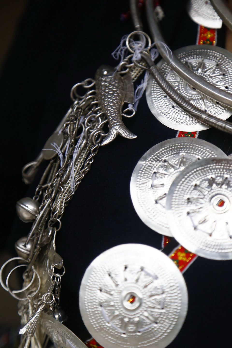  Tùy điều kiện kinh tế, mỗi bộ trang sức bạc của phụ nữ Dao Tiền có thể lên tới cả chục triệu đồng. (Ảnh: Nam Sương/TTXVN)