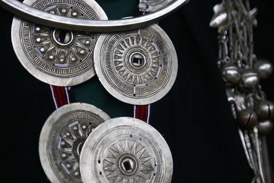  Người phụ nữ Dao Tiền nhất thiết phải đeo trang sức bằng bạc. (Ảnh: Nam Sương/TTXVN)