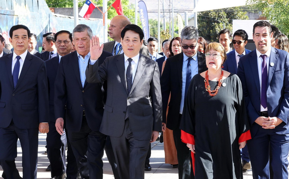 Chủ tịch nước Lương Cường đến dâng hoa tại Tượng đài Chủ tịch Hồ Chí Minh ở quận Cerro Navia, thủ đô Santiago de Chile. (Ảnh: Lâm Khánh/TTXVN)