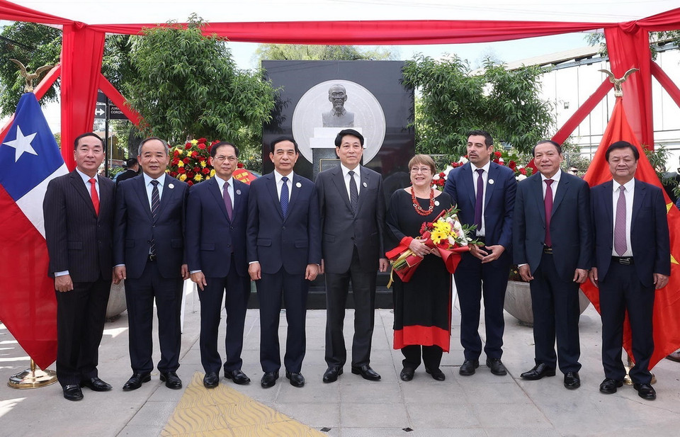 Chủ tịch nước Lương Cường và các đại biểu trước Tượng đài Chủ tịch Hồ Chí Minh ở quận Cerro Navia, thủ đô Santiago de Chile. (Ảnh: Lâm Khánh/TTXVN)
