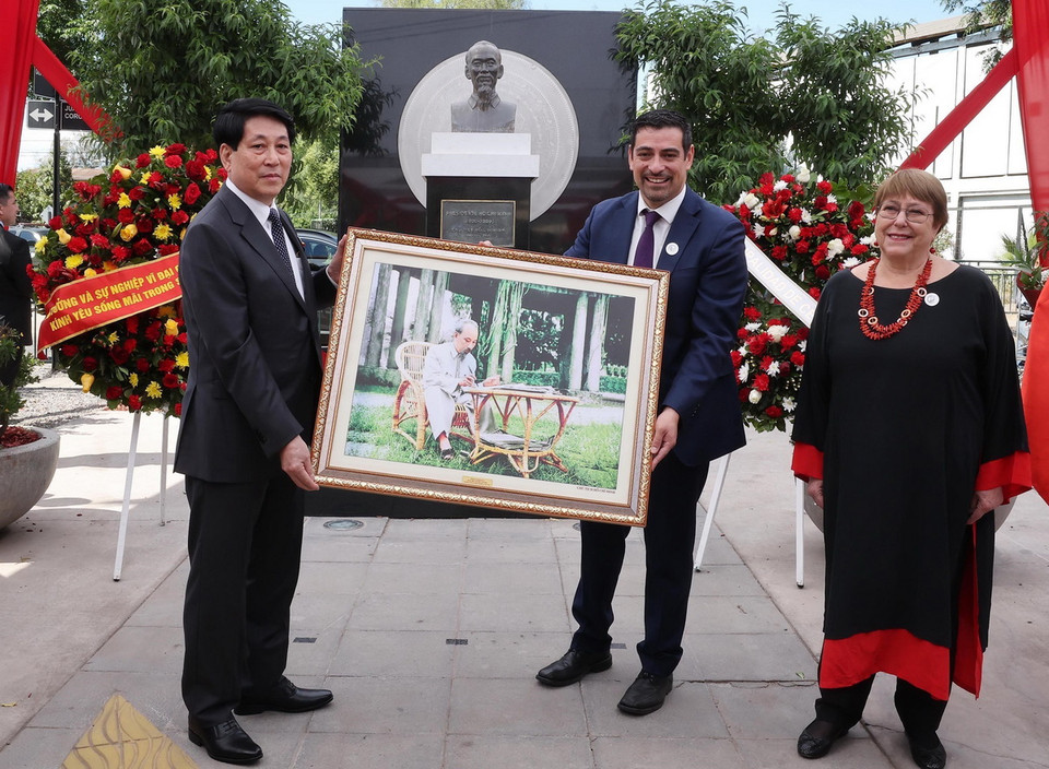 Chủ tịch nước Lương Cường tặng bức tranh Chủ tịch Hồ Chí Minh cho quận Cerro Navia, thủ đô Santiago de Chile. (Ảnh: Lâm Khánh/TTXVN)
