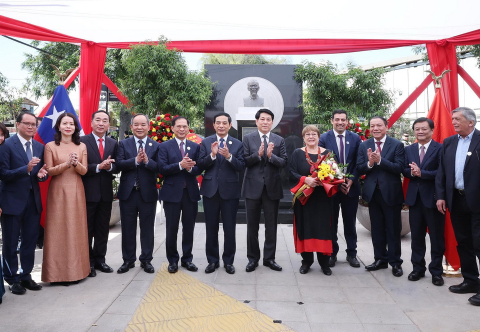 Chủ tịch nước Lương Cường và các đại biểu trước Tượng đài Chủ tịch Hồ Chí Minh ở quận Cerro Navia, thủ đô Santiago de Chile. (Ảnh: Lâm Khánh/TTXVN)