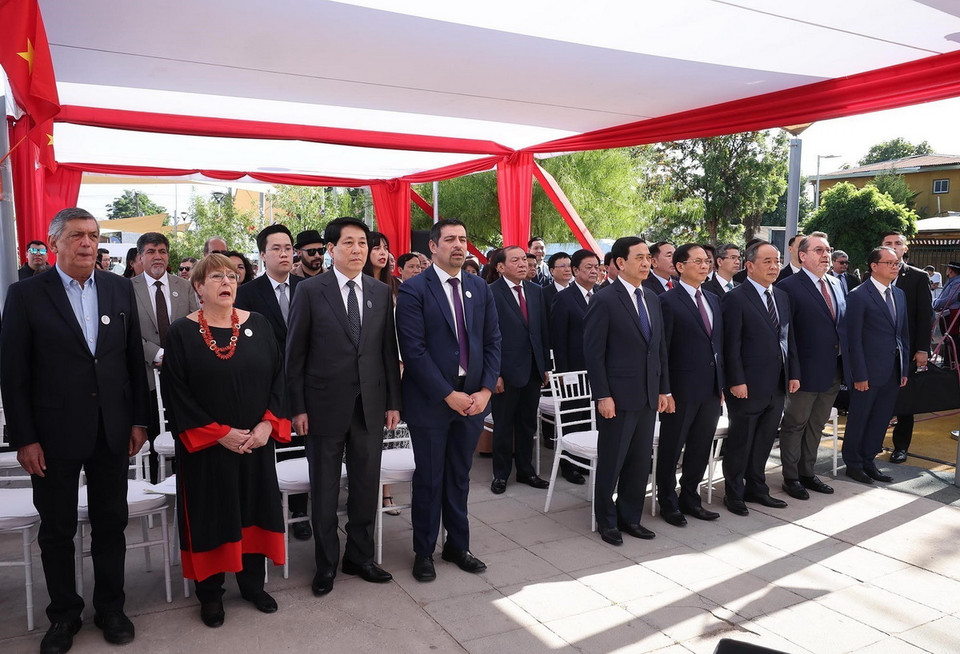 Chủ tịch nước Lương Cường và các đại biểu dự lễ dâng hoa tại Tượng đài Chủ tịch Hồ Chí Minh ở Santiago de Chile. (Ảnh: Lâm Khánh/TTXVN)