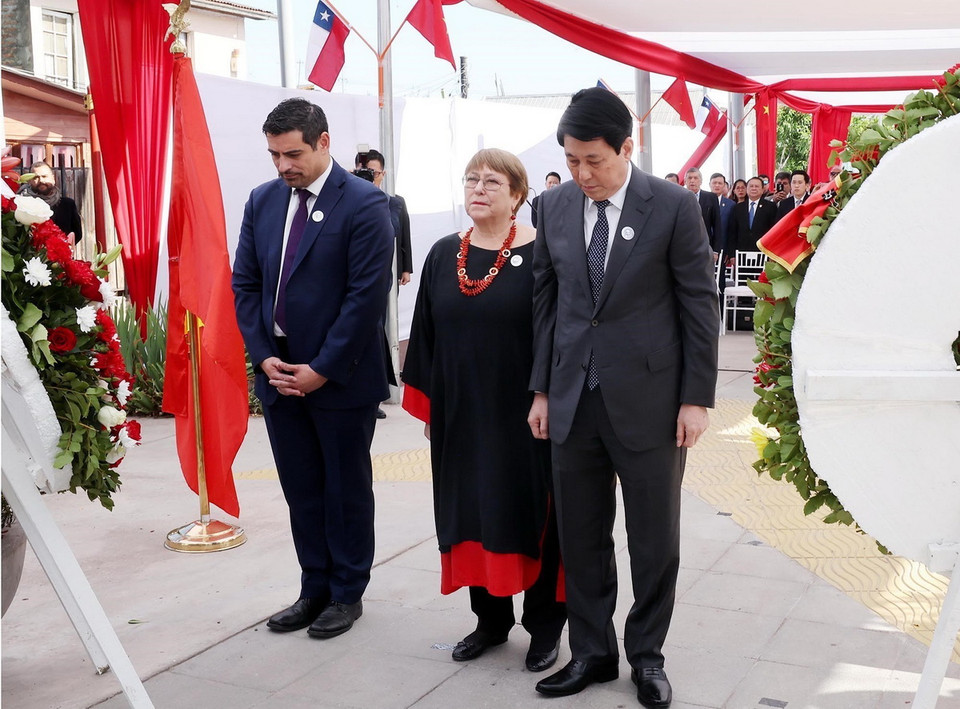 Chủ tịch nước Lương Cường cùng cựu Tổng thống Chile Michelle Bachelet dâng hoa tại Tượng đài Chủ tịch Hồ Chí Minh ở Santiago de Chile. (Ảnh: Lâm Khánh/TTXVN)