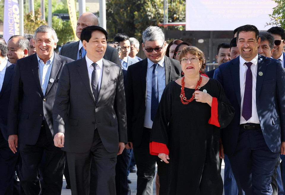 Chủ tịch nước Lương Cường đến dâng hoa tại Tượng đài Chủ tịch Hồ Chí Minh ở quận Cerro Navia, thủ đô Santiago de Chile. (Ảnh: Lâm Khánh/TTXVN)