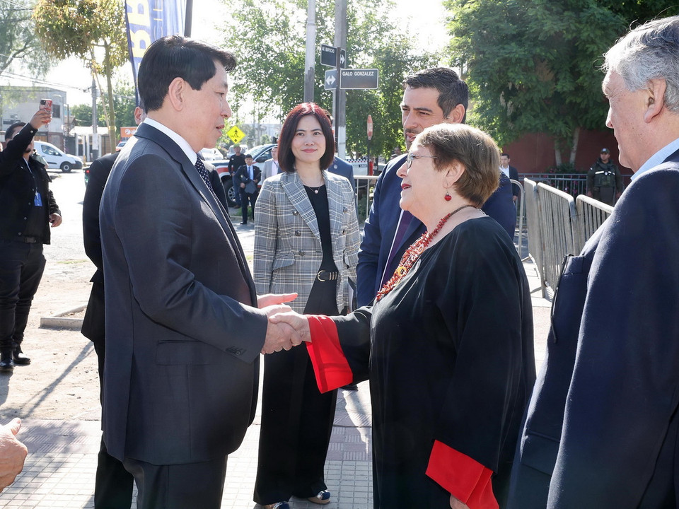 Cựu Tổng thống Chile Michelle Bachelet đón Chủ tịch nước Lương Cường. (Ảnh: Lâm Khánh/TTXVN)