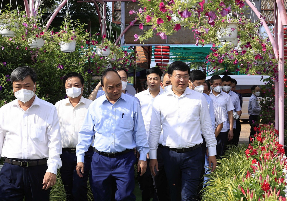 Sáng 29/3, Chủ tịch nước Nguyễn Xuân Phúc cùng đoàn công tác đi khảo sát một số mô hình kinh tế hợp tác, hợp tác xã trồng cây cảnh kết hợp với phát triển du lịch có hiệu quả tại thành phố Sa Đéc. (Ảnh: Thống Nhất/TTXVN) 