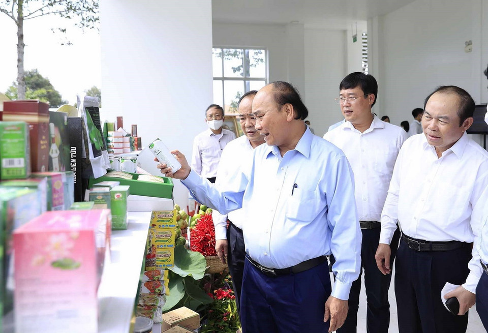 Chủ tịch nước Nguyễn Xuân Phúc tham quan khu trưng bày các sản phẩm tiêu biểu của tỉnh Đồng Tháp. (Ảnh: Thống Nhất/TTXVN)