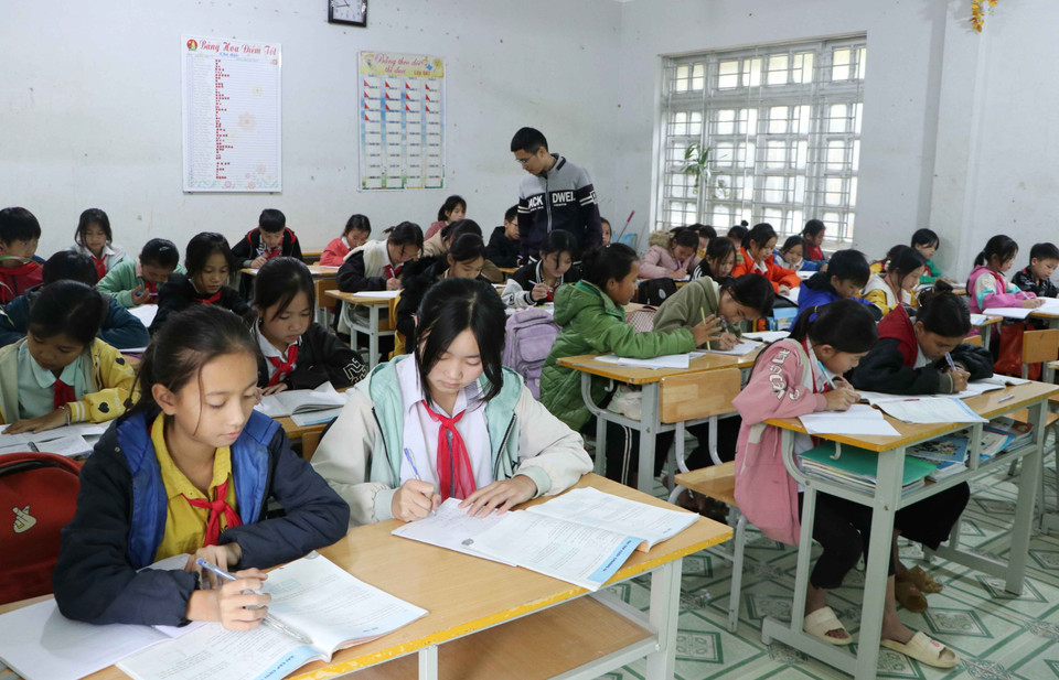 Trước thời tiết rét đậm, rét hại, Trường Phổ thông Dân tộc bán trú Trung học cơ sở Nậm Xe, huyện Phong Thổ (Lai Châu) yêu cầu các em học sinh mặc áo ấm và đóng kín cửa khi học trong lớp. (Ảnh: Đinh Thùy/TTXVN)