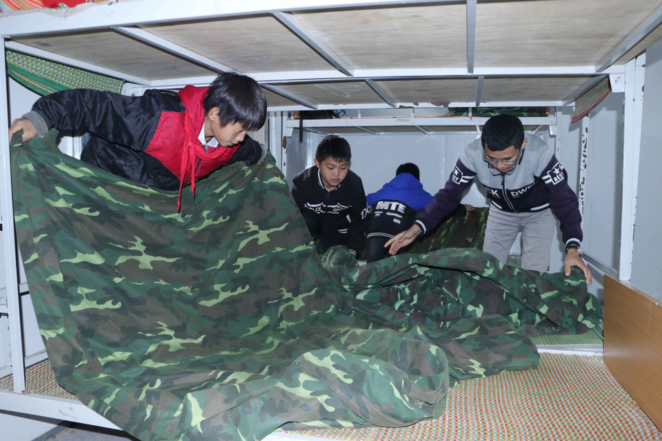 Trường Phổ thông Dân tộc bán trú Trung học cơ sở Nậm Xe, huyện Phong Thổ (Lai Châu) bổ sung chăn ấm cho học sinh ở bán trú. (Ảnh: Đinh Thùy/TTXVN)