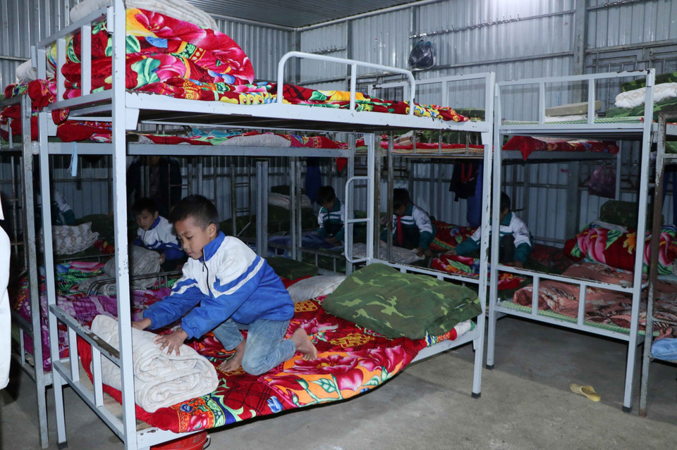 Với độ cao 1.600m so với mực nước biển, Trường Phổ thông Dân tộc bán trú Tiểu học Dào San, huyện Phong Thổ (Lai Châu) chuẩn bị đầy đủ chăn, đệm ấm cho học sinh ở bán trú trong mùa Đông. (Ảnh: Đinh Thùy/TTXVN)