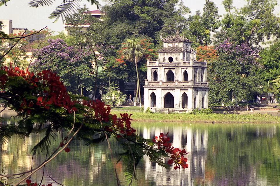 Tháp Rùa trên hồ Gươm. (Ảnh: Phùng Triệu/TTXVN)