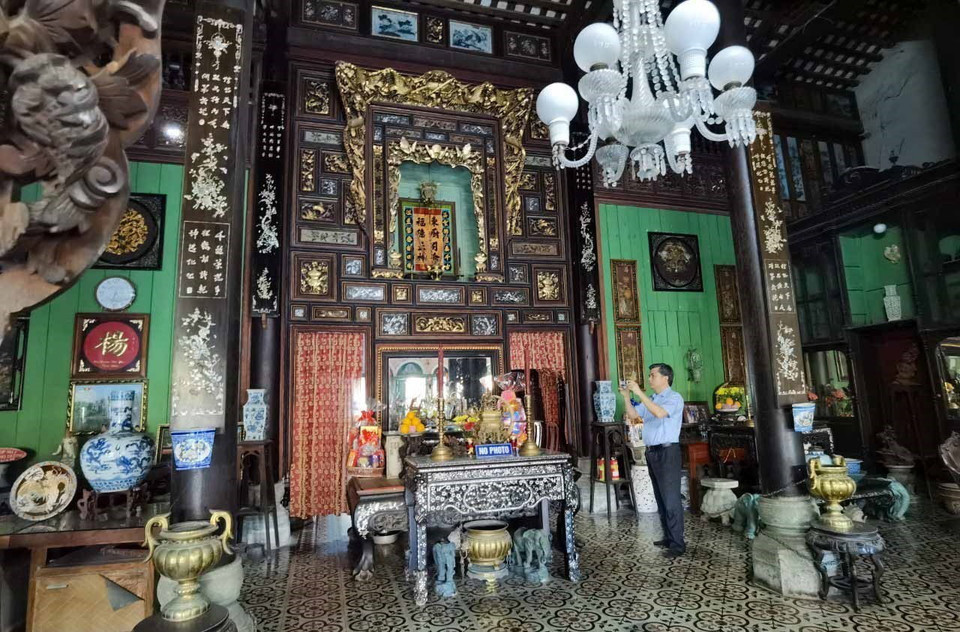 Nhà giữa là nơi thờ tự, với cách bài trí thuần Việt. (Ảnh: Thanh Tùng/TTXVN)