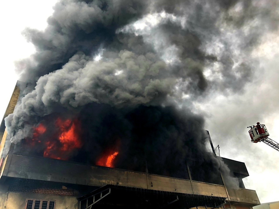 Lực lượng phòng cháy chữa cháy nỗ lực cô lập đám cháy và tích cực dập lửa tại một kho nệm mút nằm trên đường Nguyễn Cửu Phú, quận Bình Tân, Thành phố Hồ Chí Minh. (Ảnh: TTXVN phát)