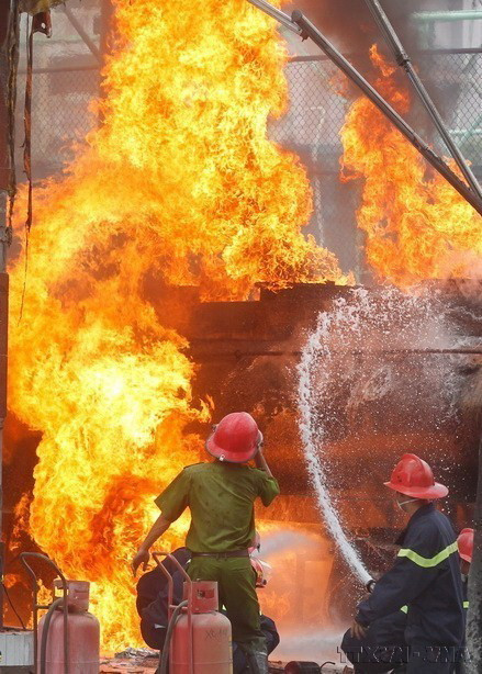 Lực lượng cứu hỏa nỗ lực dập lửa bất ngờ tại vụ cháy lớn ở cây xăng số 2B Trần Hưng Đạo, thành phố Hà Nội. (Ảnh: Doãn Tấn/TTXVN)