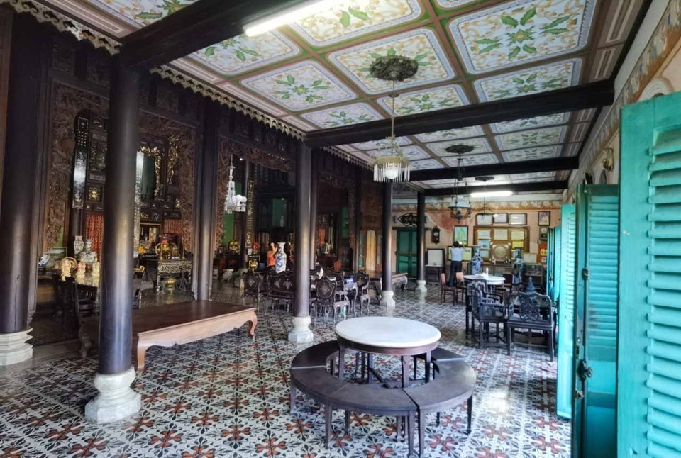 Nhà trước gồm 5 gian là nơi tiếp khách trong những nghi lễ quan trọng, được trang trí theo phong cách Tây Âu. (Ảnh: Thanh Tùng/TTXVN)