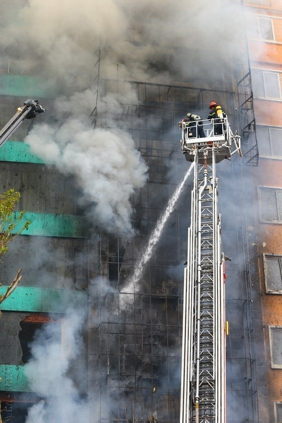 Lực lượng cứu hỏa nỗ lực dập lửa trong vụ cháy lớn trên phố Trần Thái Tông, Hà Nội. (Ảnh: Doãn Tấn/TTXVN)