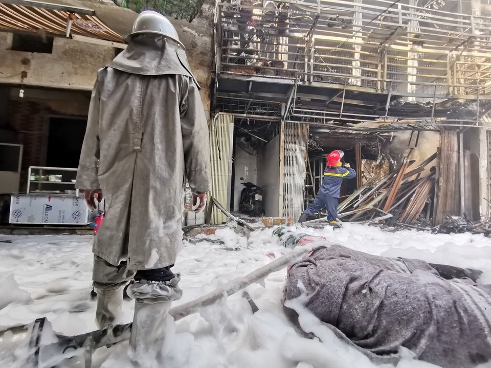 Hiện trường vụ hỏa hoạn do nổ bình ga ở phố Bùi Ngọc Dương, Hà Nội. (Ảnh: TTXVN)