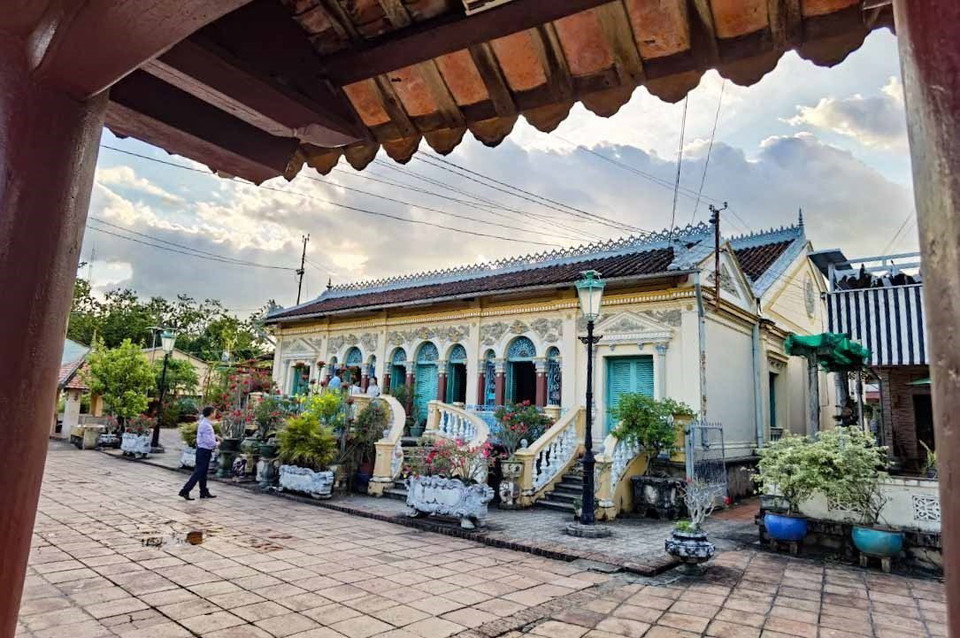 Ngôi nhà đầu tiên được xây dựng từ năm 1870 với kiến trúc gỗ, lợp ngói, để thờ tổ tiên. Tới đầu thế kỷ XX, được xây dựng lại với có quy mô lớn hơn và tới năm 1911 mới hoàn thành-chính là ngôi nhà hiện tại. (Ảnh: Thanh Tùng/TTXVN)