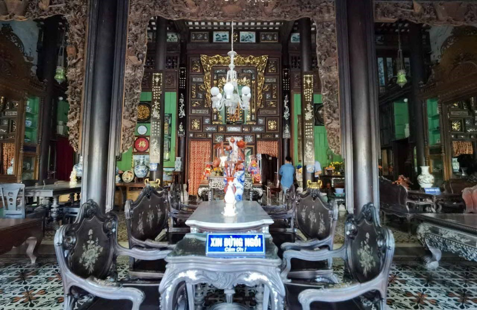 Trong nhà còn lưu giữ được rất nhiều đồ nội thất cổ như hương án, bàn ghế, tủ, sập... (Ảnh: Thanh Tùng/TTXVN)