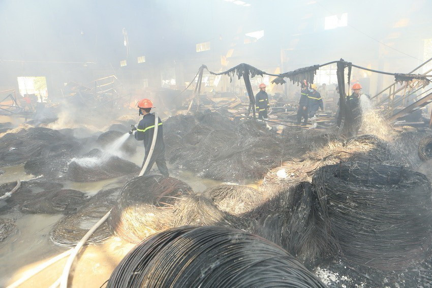 Cảnh sát Phòng cháy chữa cháy phun nước dập triệt để đám cháy trong kho hàng tại Cụm công nghiệp Ngọc Hồi, Hà Nội). (Ảnh: Doãn Tấn/TTXVN)