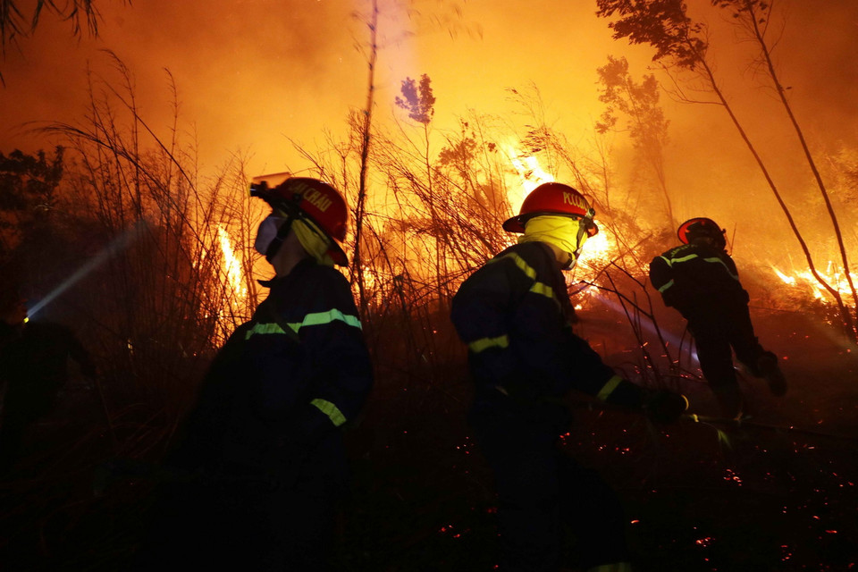 Lực lượng PCCC thâu đêm nỗ lực chữa cháy rừng ở Lai Châu. (Ảnh: Hoàng Thùy Oanh/TTXVN)