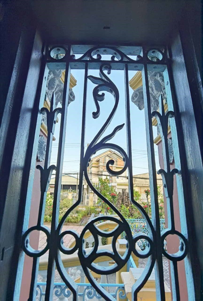 Song cửa được thiết kế tỉ mỉ với hoa văn bắt mắt mở ra không gian tươi đẹp khi nhìn qua cửa sổ. (Ảnh: Thanh Tùng/TTXVN)