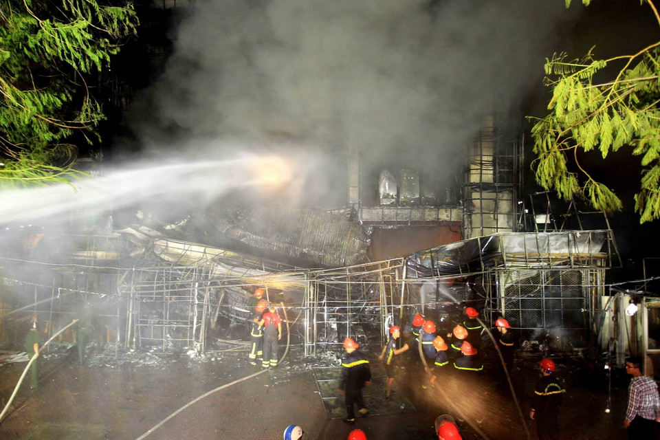 Lực lượng Cảnh sát Phòng cháy chữa cháy nỗ lực dập lửa trong vụ cháy siêu thị điện máy Hoàng Gia, quận Ngô Quyền, Hải Phòng. (Ảnh: An Đăng/TTXVN)