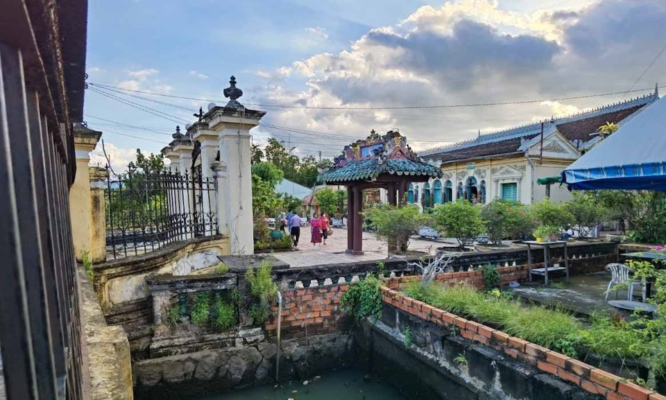 Ngôi nhà từng là bối cảnh của nhiều bộ phim như "Chân trời nơi ấy," "Cây tre trăm đốt," "Con nhà nghèo," "Người đẹp Tây Đô," "Những nẻo đường phù sa"… và đặc biệt là bộ phim nổi tiếng “Người tình” của đạo diễn người Pháp Jean Jacques Annaud. (Ảnh: Thanh Tùng/TTXVN)