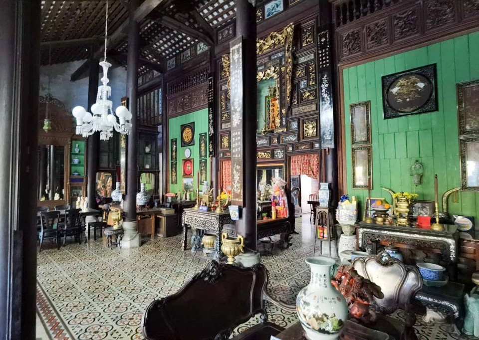 Nhà giữa là nơi thờ tự, với cách bài trí thuần Việt. (Ảnh: Thanh Tùng/TTXVN)