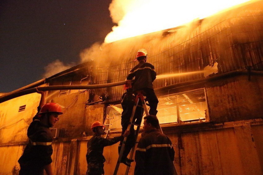 Cảnh sát Phòng cháy chữa cháy Hà Nội tiếp cận hiện trường, nỗ lực phun nước dập lửa trong vụ cháy lớn ở Khu công nghiệp La Phù, huyện Hoài Đức. (Ảnh: Doãn Tấn/TTXVN)