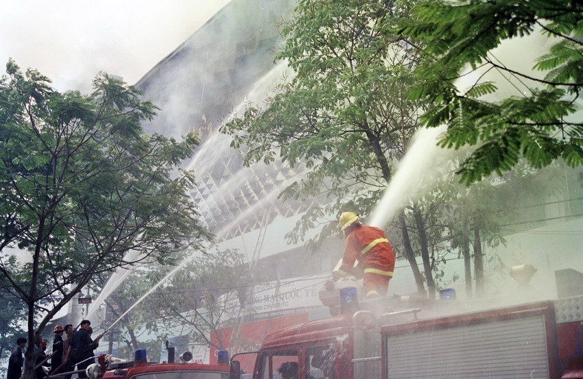 Lực lượng Phòng cháy chữa cháy tham gia chữa cháy Trung tâm Thương mại Quốc tế (ICT) tại số nhà 95-101, đường Nam Kỳ Khởi Nghĩa, phường Bến Thành, quận 1, Thành phố Hồ Chí Minh. (Ảnh: Minh Quang/TTXVN)