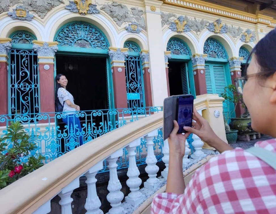 Du khách đến thăm nhà cổ Bình Thủy không quên ghi lại những khoảnh khắc đẹp. (Ảnh: Thanh Tùng/TTXVN)